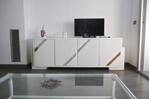Televízia a/alebo spoločenská miestnosť v ubytovaní AT161 Vistas a la playa, piscina y equipamiento completo
