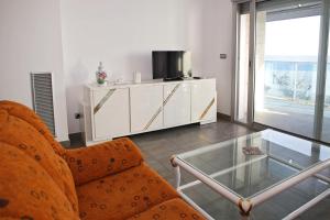 Televízia a/alebo spoločenská miestnosť v ubytovaní AT161 Vistas a la playa, piscina y equipamiento completo
