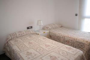 Posteľ alebo postele v izbe v ubytovaní AT161 Vistas a la playa, piscina y equipamiento completo + 12 fotografií