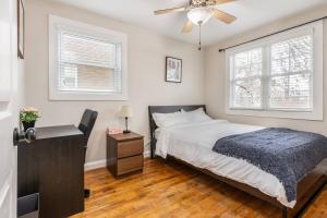 um quarto com uma cama e uma ventoinha de tecto em Gorgeous Home 10 min to DC by CozySuites em Alexandria