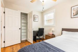 1 dormitorio con cama y escritorio en Gorgeous Home 10 min to DC by CozySuites en Alexandria