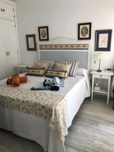 ラ・カラ・デ・ミハスにあるArruzafa Front Beach - Free Parkingのベッドルーム1室(大きな白いベッド1台、テーブル2台付)