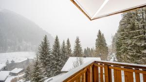 a balcony with snow covered trees and a mountain at Les Freinets - Apt D102 - BO Immobilier -Châtel Multipass 2026 Activités en Été en option à 4euros par jour et par personne in Châtel +1 photo