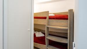 a bunk room with a bunk bed and a ladder at Les Freinets - Apt D102 - BO Immobilier -Châtel Multipass 2026 Activités en Été en option à 4euros par jour et par personne in Châtel