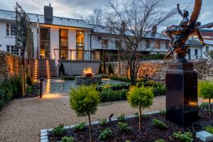 a house with a statue in front of a garden at Number 31 in Dublin