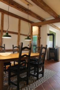 ein Esszimmer mit einem Holztisch und Stühlen in der Unterkunft Magdalenenhof am Huywald - Kornboden mit Aussicht in Dingelstedt