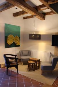 ein Wohnzimmer mit 2 Stühlen und einem Tisch in der Unterkunft Magdalenenhof am Huywald - Kornboden mit Aussicht in Dingelstedt