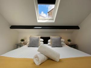 Säng eller sängar i ett rum på King Street Serviced Apartments