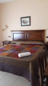 A bed or beds in a room at Hostal Restaurante Pacos