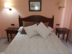 A bed or beds in a room at Hostal Restaurante Pacos