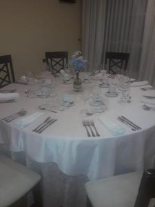A restaurant or other place to eat at Hostal Restaurante Pacos Még 10 kép