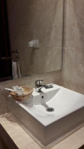 A bathroom at Hostal Restaurante Pacos