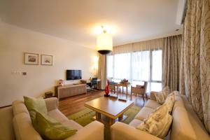 sala de estar con sofá y mesa en Golden Tulip Dammam Corniche Hotel en Dammam