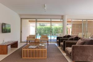 Sala de estar con sofás y mesa de centro en Salgados Beach Villas, en Albufeira