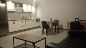 Willa Solina144 في سولينا: مطبخ وغرفة معيشة مع طاولة وكراسي