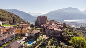 een luchtzicht op een stad op een berg bij Hotel Antica Croce - Gardaslowemotion in Tenno