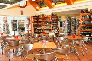un restaurant avec des tables et des chaises dans un magasin dans l'établissement Eira do Serrado - Hotel & Spa, à Curral das Freiras