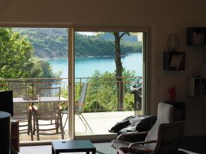 博迪昂Maison Couquets Bauduen的一间享有大玻璃门景致的客厅