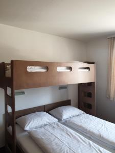 2 Etagenbetten in einem Zimmer mit 2 weißen Kissen in der Unterkunft FairSleep Motel Hainburg in Hainburg an der Donau