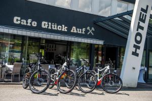 un grupo de bicicletas estacionadas frente a un café clicked Sidx Sidx en Hotel Fohnsdorf, en Fohnsdorf