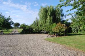 un parc avec un banc, un arbre et une pelouse dans l'établissement Douce France 82, à Saint-Nicolas-de-la-Grave