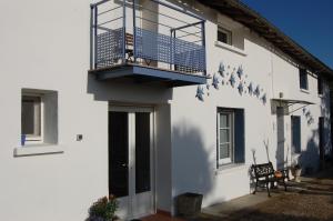 ein weißes Gebäude mit einem Balkon an der Seite in der Unterkunft Douce France 82 in Saint-Nicolas-de-la-Grave