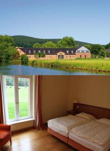 een slaapkamer met uitzicht op een huis vanuit een raam bij Malteser Kommende in Engelskirchen
