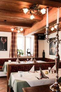 Ein Restaurant oder anderes Speiselokal in der Unterkunft Blochums Gasthof Hirsch 
