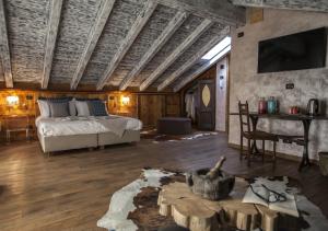 una camera con letto e tavolo di Le Parfum du Sel ad Aosta