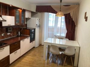 uma cozinha com mesa e cadeiras num quarto em Затишна 2х кімнатна квартира біля метро Академмістечко em Kiev