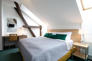 Postel nebo postele na pokoji v ubytování Greensgate Hotel Dýšina