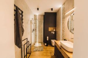 Koupelna v ubytování Giżycko Soft Loft - Apartament dwupoziomowy z klimatyzacją + 40 fotografií