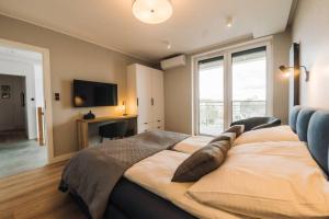 Un pat sau paturi într-o cameră la Giżycko Soft Loft - Apartament dwupoziomowy z klimatyzacją