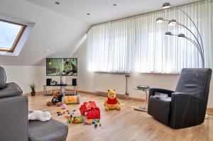 ein Wohnzimmer mit Spielsachen auf dem Boden in der Unterkunft Haus Seemuschel - Fewo 9 in Cuxhaven