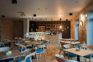 a restaurant with wooden tables and chairs and a bar at Szafir in Rogoźnik