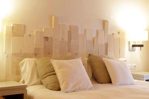 เตียงในห้องที่ Hotel Boutique Niu de Sol - Designed for Adults