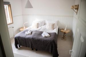 Postel nebo postele na pokoji v ubytování Tahlo Hillhouse and Underhill Beach & Sauna