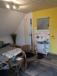 Zimmer mit einem Bad mit einem Waschbecken und einem Bett in der Unterkunft Gästehaus Spies in Bullay