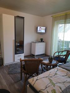Zimmer mit einem Schlafzimmer mit einem Bett und einem Spiegel in der Unterkunft Gästehaus Spies in Bullay