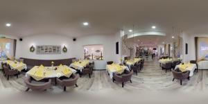 Reštaurácia alebo iné gastronomické zariadenie v ubytovaní Pension & Restaurant La Amalia