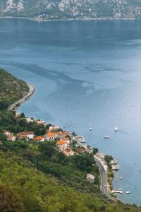 een luchtzicht op een klein eiland in het water bij Apartmani Villa Radovic in Risan