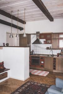 uma grande cozinha com armários de madeira e electrodomésticos de aço inoxidável em Gemütliches Wohnen in der alten Schule em Weitra