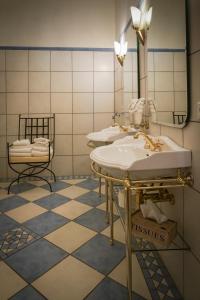 a bathroom with two sinks and a mirror at Herrenhaus Borghorst in Osdorf