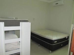 Ein Bett oder Betten in einem Zimmer der Unterkunft Apto 7 com piscina e wi-fi a 150 m da praia Mundaí