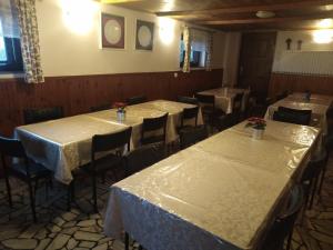 Reštaurácia alebo iné gastronomické zariadenie v ubytovaní Pokoje Gościnne Irena
