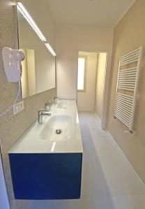 y baño con lavabo blanco y espejo. en Residenza del Duse en Bolonia