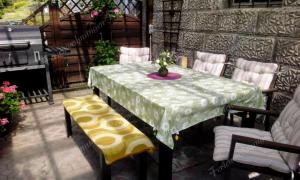 a table with a yellow and white table and chairs at Ferienwohnung Rogowski in Breitenbrunn