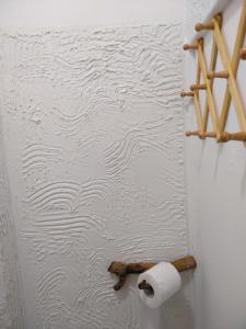 un rollo de papel higiénico colgado en la pared en Comfortable Home Ermoupolis en Ermúpoli