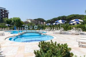 Bazén v ubytování Grand Hotel Gallia nebo v jeho okolí