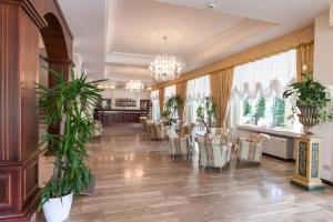 a dining room with chairs and a dining table at Grand Hotel Gallia in Milano Marittima